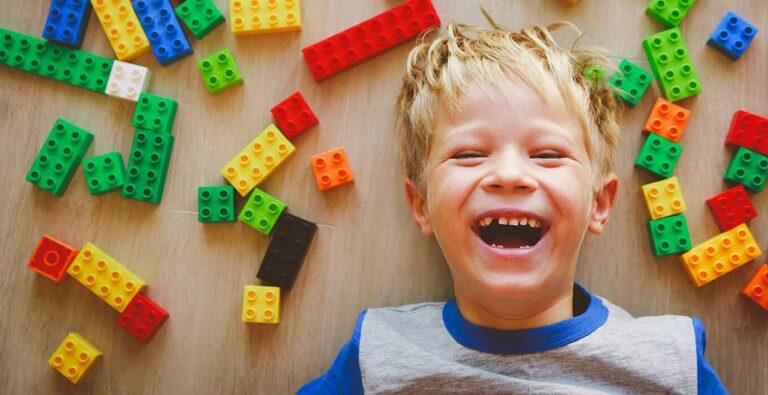 bambino dente rotto giocando