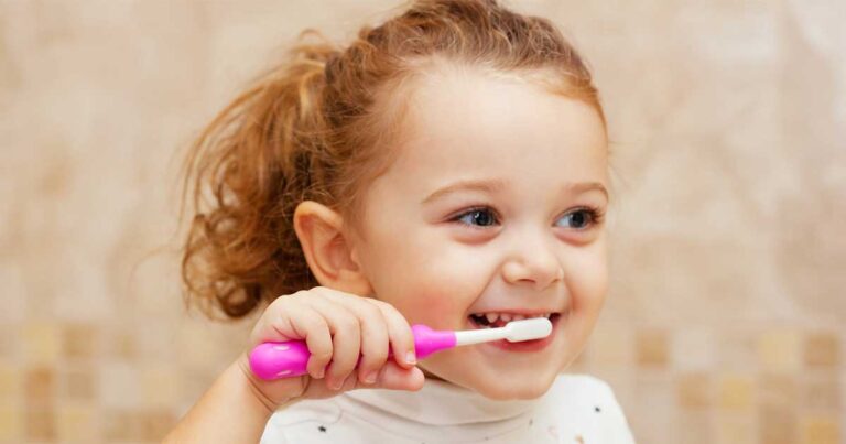 bambina denti da latte lava denti