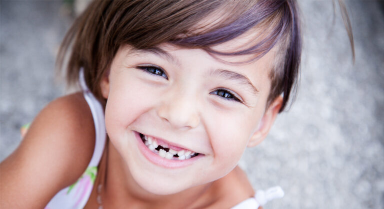 bambina denti da latte